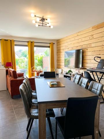 Appartement T3 de 71 m² avec balcon Sud-Ouest et parking en sous-sol.

Au sein d’une résidence récente de 2014, à proximité immédiate des commerces, services et commodités, et à deux pas du tramway – station Tranchée, découvrez cet agréable appartement T3 de 71 m² situé au 1er étage.

Dès l’entrée, vous découvrirez un espace fonctionnel avec placard de rangement, qui s’ouvre sur une **belle pièce de vie chaleureuse et lumineuse.

La pièce de vie bénéficie d’une cuisine ouverte aménagée, offrant un espace convivial et agréable au quotidien, ainsi que d’un balcon exposé Sud-Ouest, idéal pour profiter pleinement de la lumière naturelle et des fins de journée.

Un espace buanderie/cellier complète cet espace de vie.

Côté nuit, un dégagement dessert deux chambres avec placards, une salle de bains ainsi que des WC indépendants. L’ensemble bénéficie d’un environnement calme.

Une place de stationnement privative en sous-sol complète ce bien.

Un appartement fonctionnel, lumineux et idéalement situé, offrant un cadre de vie agréable à proximité des transports et de toutes les commodités.

À découvrir sans tarder !**