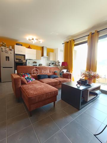 Appartement T3 de 71 m² avec balcon Sud-Ouest et parking en sous-sol.

Au sein d’une résidence récente de 2014, à proximité immédiate des commerces, services et commodités, et à deux pas du tramway – station Tranchée, découvrez cet agréable appartement T3 de 71 m² situé au 1er étage.

Dès l’entrée, vous découvrirez un espace fonctionnel avec placard de rangement, qui s’ouvre sur une **belle pièce de vie chaleureuse et lumineuse.

La pièce de vie bénéficie d’une cuisine ouverte aménagée, offrant un espace convivial et agréable au quotidien, ainsi que d’un balcon exposé Sud-Ouest, idéal pour profiter pleinement de la lumière naturelle et des fins de journée.

Un espace buanderie/cellier complète cet espace de vie.

Côté nuit, un dégagement dessert deux chambres avec placards, une salle de bains ainsi que des WC indépendants. L’ensemble bénéficie d’un environnement calme.

Une place de stationnement privative en sous-sol complète ce bien.

Un appartement fonctionnel, lumineux et idéalement situé, offrant un cadre de vie agréable à proximité des transports et de toutes les commodités.

À découvrir sans tarder !**