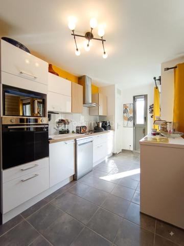 Appartement T3 de 71 m² avec balcon Sud-Ouest et parking en sous-sol.

Au sein d’une résidence récente de 2014, à proximité immédiate des commerces, services et commodités, et à deux pas du tramway – station Tranchée, découvrez cet agréable appartement T3 de 71 m² situé au 1er étage.

Dès l’entrée, vous découvrirez un espace fonctionnel avec placard de rangement, qui s’ouvre sur une **belle pièce de vie chaleureuse et lumineuse.

La pièce de vie bénéficie d’une cuisine ouverte aménagée, offrant un espace convivial et agréable au quotidien, ainsi que d’un balcon exposé Sud-Ouest, idéal pour profiter pleinement de la lumière naturelle et des fins de journée.

Un espace buanderie/cellier complète cet espace de vie.

Côté nuit, un dégagement dessert deux chambres avec placards, une salle de bains ainsi que des WC indépendants. L’ensemble bénéficie d’un environnement calme.

Une place de stationnement privative en sous-sol complète ce bien.

Un appartement fonctionnel, lumineux et idéalement situé, offrant un cadre de vie agréable à proximité des transports et de toutes les commodités.

À découvrir sans tarder !**