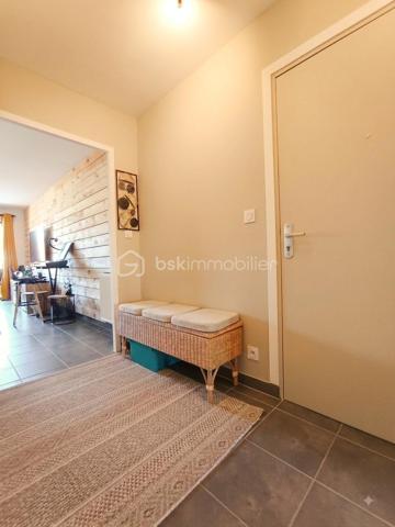 Appartement T3 de 71 m² avec balcon Sud-Ouest et parking en sous-sol.

Au sein d’une résidence récente de 2014, à proximité immédiate des commerces, services et commodités, et à deux pas du tramway – station Tranchée, découvrez cet agréable appartement T3 de 71 m² situé au 1er étage.

Dès l’entrée, vous découvrirez un espace fonctionnel avec placard de rangement, qui s’ouvre sur une **belle pièce de vie chaleureuse et lumineuse.

La pièce de vie bénéficie d’une cuisine ouverte aménagée, offrant un espace convivial et agréable au quotidien, ainsi que d’un balcon exposé Sud-Ouest, idéal pour profiter pleinement de la lumière naturelle et des fins de journée.

Un espace buanderie/cellier complète cet espace de vie.

Côté nuit, un dégagement dessert deux chambres avec placards, une salle de bains ainsi que des WC indépendants. L’ensemble bénéficie d’un environnement calme.

Une place de stationnement privative en sous-sol complète ce bien.

Un appartement fonctionnel, lumineux et idéalement situé, offrant un cadre de vie agréable à proximité des transports et de toutes les commodités.

À découvrir sans tarder !**
