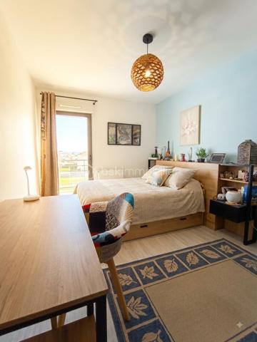 Appartement T3 de 71 m² avec balcon Sud-Ouest et parking en sous-sol.

Au sein d’une résidence récente de 2014, à proximité immédiate des commerces, services et commodités, et à deux pas du tramway – station Tranchée, découvrez cet agréable appartement T3 de 71 m² situé au 1er étage.

Dès l’entrée, vous découvrirez un espace fonctionnel avec placard de rangement, qui s’ouvre sur une **belle pièce de vie chaleureuse et lumineuse.

La pièce de vie bénéficie d’une cuisine ouverte aménagée, offrant un espace convivial et agréable au quotidien, ainsi que d’un balcon exposé Sud-Ouest, idéal pour profiter pleinement de la lumière naturelle et des fins de journée.

Un espace buanderie/cellier complète cet espace de vie.

Côté nuit, un dégagement dessert deux chambres avec placards, une salle de bains ainsi que des WC indépendants. L’ensemble bénéficie d’un environnement calme.

Une place de stationnement privative en sous-sol complète ce bien.

Un appartement fonctionnel, lumineux et idéalement situé, offrant un cadre de vie agréable à proximité des transports et de toutes les commodités.

À découvrir sans tarder !**