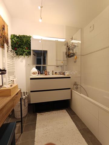 Appartement T3 de 71 m² avec balcon Sud-Ouest et parking en sous-sol.

Au sein d’une résidence récente de 2014, à proximité immédiate des commerces, services et commodités, et à deux pas du tramway – station Tranchée, découvrez cet agréable appartement T3 de 71 m² situé au 1er étage.

Dès l’entrée, vous découvrirez un espace fonctionnel avec placard de rangement, qui s’ouvre sur une **belle pièce de vie chaleureuse et lumineuse.

La pièce de vie bénéficie d’une cuisine ouverte aménagée, offrant un espace convivial et agréable au quotidien, ainsi que d’un balcon exposé Sud-Ouest, idéal pour profiter pleinement de la lumière naturelle et des fins de journée.

Un espace buanderie/cellier complète cet espace de vie.

Côté nuit, un dégagement dessert deux chambres avec placards, une salle de bains ainsi que des WC indépendants. L’ensemble bénéficie d’un environnement calme.

Une place de stationnement privative en sous-sol complète ce bien.

Un appartement fonctionnel, lumineux et idéalement situé, offrant un cadre de vie agréable à proximité des transports et de toutes les commodités.

À découvrir sans tarder !**