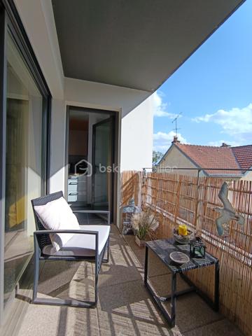 Appartement T3 de 71 m² avec balcon Sud-Ouest et parking en sous-sol.

Au sein d’une résidence récente de 2014, à proximité immédiate des commerces, services et commodités, et à deux pas du tramway – station Tranchée, découvrez cet agréable appartement T3 de 71 m² situé au 1er étage.

Dès l’entrée, vous découvrirez un espace fonctionnel avec placard de rangement, qui s’ouvre sur une **belle pièce de vie chaleureuse et lumineuse.

La pièce de vie bénéficie d’une cuisine ouverte aménagée, offrant un espace convivial et agréable au quotidien, ainsi que d’un balcon exposé Sud-Ouest, idéal pour profiter pleinement de la lumière naturelle et des fins de journée.

Un espace buanderie/cellier complète cet espace de vie.

Côté nuit, un dégagement dessert deux chambres avec placards, une salle de bains ainsi que des WC indépendants. L’ensemble bénéficie d’un environnement calme.

Une place de stationnement privative en sous-sol complète ce bien.

Un appartement fonctionnel, lumineux et idéalement situé, offrant un cadre de vie agréable à proximité des transports et de toutes les commodités.

À découvrir sans tarder !**
