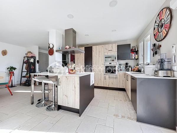 Urgent 
A vendre maison de 156 m² offre un cadre de vie privilégié, sans vis-à-vis, avec piscine et spa.

Le niveau principal se compose d'une belle pièce de vie lumineuse avec cuisine ouverte, entièrement aménagée et équipée, ouvrant sur une agréable terrasse. Il comprend également deux chambres, ainsi qu'une pièce actuellement aménagée en dressing pouvant facilement retrouver sa fonction de chambre. Une salle d'eau avec douche et baignoire complète cet espace.

En rez-de-jardin, vous découvrirez un salon d'été ouvert sur le jardin, une grande chambre, une salle d'eau avec WC ainsi que plusieurs espaces de rangement, offrant de nombreuses possibilités d'aménagement selon vos besoins.

Un grand garage complète l'ensemble, avec un espace pouvant être aménagé en cave.

Cette maison offre une configuration fonctionnelle et des volumes permettant de s'adapter à différents projets de vie. Son environnement calme, ses espaces extérieurs avec piscine et spa, ainsi que l'absence de vis-à-vis en font un bien idéal pour une famille à la recherche de confort et de tranquillité.

À découvrir sans tarder.