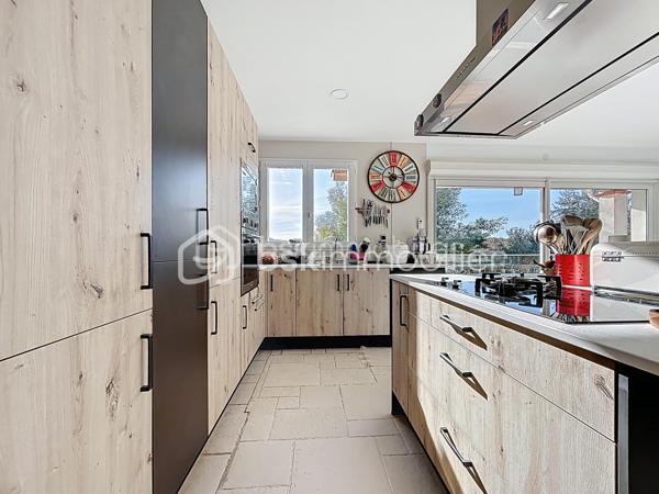 Urgent 
A vendre maison de 156 m² offre un cadre de vie privilégié, sans vis-à-vis, avec piscine et spa.

Le niveau principal se compose d'une belle pièce de vie lumineuse avec cuisine ouverte, entièrement aménagée et équipée, ouvrant sur une agréable terrasse. Il comprend également deux chambres, ainsi qu'une pièce actuellement aménagée en dressing pouvant facilement retrouver sa fonction de chambre. Une salle d'eau avec douche et baignoire complète cet espace.

En rez-de-jardin, vous découvrirez un salon d'été ouvert sur le jardin, une grande chambre, une salle d'eau avec WC ainsi que plusieurs espaces de rangement, offrant de nombreuses possibilités d'aménagement selon vos besoins.

Un grand garage complète l'ensemble, avec un espace pouvant être aménagé en cave.

Cette maison offre une configuration fonctionnelle et des volumes permettant de s'adapter à différents projets de vie. Son environnement calme, ses espaces extérieurs avec piscine et spa, ainsi que l'absence de vis-à-vis en font un bien idéal pour une famille à la recherche de confort et de tranquillité.

À découvrir sans tarder.