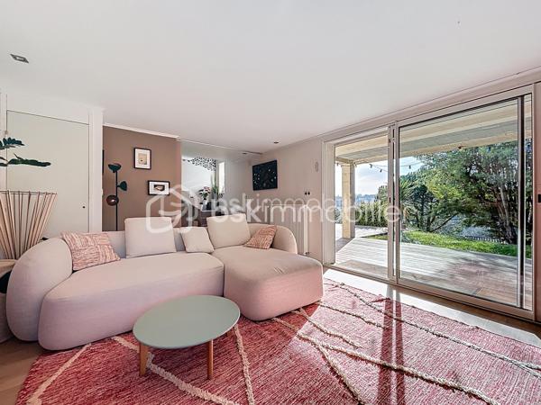 Urgent 
A vendre maison de 156 m² offre un cadre de vie privilégié, sans vis-à-vis, avec piscine et spa.

Le niveau principal se compose d'une belle pièce de vie lumineuse avec cuisine ouverte, entièrement aménagée et équipée, ouvrant sur une agréable terrasse. Il comprend également deux chambres, ainsi qu'une pièce actuellement aménagée en dressing pouvant facilement retrouver sa fonction de chambre. Une salle d'eau avec douche et baignoire complète cet espace.

En rez-de-jardin, vous découvrirez un salon d'été ouvert sur le jardin, une grande chambre, une salle d'eau avec WC ainsi que plusieurs espaces de rangement, offrant de nombreuses possibilités d'aménagement selon vos besoins.

Un grand garage complète l'ensemble, avec un espace pouvant être aménagé en cave.

Cette maison offre une configuration fonctionnelle et des volumes permettant de s'adapter à différents projets de vie. Son environnement calme, ses espaces extérieurs avec piscine et spa, ainsi que l'absence de vis-à-vis en font un bien idéal pour une famille à la recherche de confort et de tranquillité.

À découvrir sans tarder.