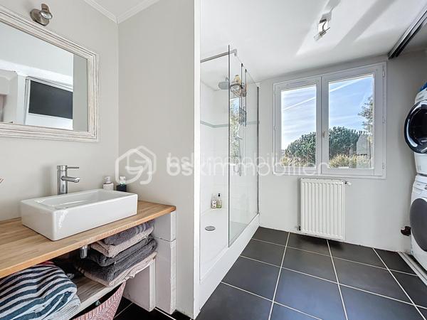 Urgent 
A vendre maison de 156 m² offre un cadre de vie privilégié, sans vis-à-vis, avec piscine et spa.

Le niveau principal se compose d'une belle pièce de vie lumineuse avec cuisine ouverte, entièrement aménagée et équipée, ouvrant sur une agréable terrasse. Il comprend également deux chambres, ainsi qu'une pièce actuellement aménagée en dressing pouvant facilement retrouver sa fonction de chambre. Une salle d'eau avec douche et baignoire complète cet espace.

En rez-de-jardin, vous découvrirez un salon d'été ouvert sur le jardin, une grande chambre, une salle d'eau avec WC ainsi que plusieurs espaces de rangement, offrant de nombreuses possibilités d'aménagement selon vos besoins.

Un grand garage complète l'ensemble, avec un espace pouvant être aménagé en cave.

Cette maison offre une configuration fonctionnelle et des volumes permettant de s'adapter à différents projets de vie. Son environnement calme, ses espaces extérieurs avec piscine et spa, ainsi que l'absence de vis-à-vis en font un bien idéal pour une famille à la recherche de confort et de tranquillité.

À découvrir sans tarder.