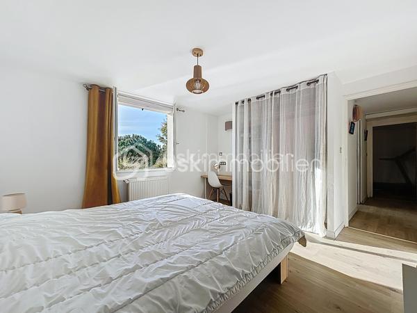 Urgent 
A vendre maison de 156 m² offre un cadre de vie privilégié, sans vis-à-vis, avec piscine et spa.

Le niveau principal se compose d'une belle pièce de vie lumineuse avec cuisine ouverte, entièrement aménagée et équipée, ouvrant sur une agréable terrasse. Il comprend également deux chambres, ainsi qu'une pièce actuellement aménagée en dressing pouvant facilement retrouver sa fonction de chambre. Une salle d'eau avec douche et baignoire complète cet espace.

En rez-de-jardin, vous découvrirez un salon d'été ouvert sur le jardin, une grande chambre, une salle d'eau avec WC ainsi que plusieurs espaces de rangement, offrant de nombreuses possibilités d'aménagement selon vos besoins.

Un grand garage complète l'ensemble, avec un espace pouvant être aménagé en cave.

Cette maison offre une configuration fonctionnelle et des volumes permettant de s'adapter à différents projets de vie. Son environnement calme, ses espaces extérieurs avec piscine et spa, ainsi que l'absence de vis-à-vis en font un bien idéal pour une famille à la recherche de confort et de tranquillité.

À découvrir sans tarder.