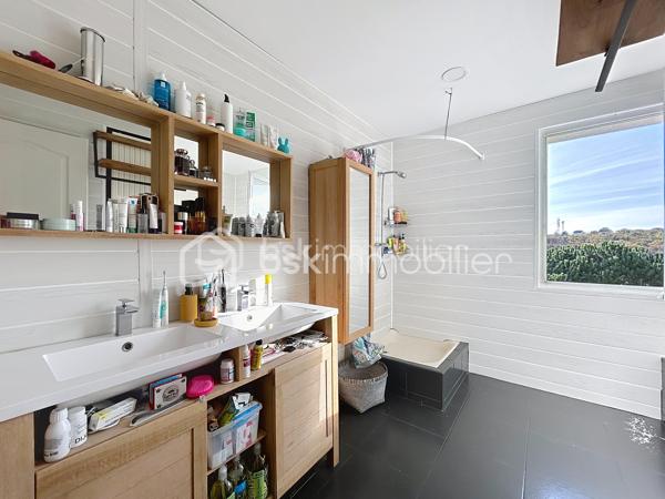 Urgent 
A vendre maison de 156 m² offre un cadre de vie privilégié, sans vis-à-vis, avec piscine et spa.

Le niveau principal se compose d'une belle pièce de vie lumineuse avec cuisine ouverte, entièrement aménagée et équipée, ouvrant sur une agréable terrasse. Il comprend également deux chambres, ainsi qu'une pièce actuellement aménagée en dressing pouvant facilement retrouver sa fonction de chambre. Une salle d'eau avec douche et baignoire complète cet espace.

En rez-de-jardin, vous découvrirez un salon d'été ouvert sur le jardin, une grande chambre, une salle d'eau avec WC ainsi que plusieurs espaces de rangement, offrant de nombreuses possibilités d'aménagement selon vos besoins.

Un grand garage complète l'ensemble, avec un espace pouvant être aménagé en cave.

Cette maison offre une configuration fonctionnelle et des volumes permettant de s'adapter à différents projets de vie. Son environnement calme, ses espaces extérieurs avec piscine et spa, ainsi que l'absence de vis-à-vis en font un bien idéal pour une famille à la recherche de confort et de tranquillité.

À découvrir sans tarder.
