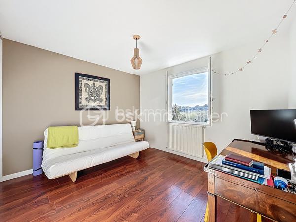 Urgent 
A vendre maison de 156 m² offre un cadre de vie privilégié, sans vis-à-vis, avec piscine et spa.

Le niveau principal se compose d'une belle pièce de vie lumineuse avec cuisine ouverte, entièrement aménagée et équipée, ouvrant sur une agréable terrasse. Il comprend également deux chambres, ainsi qu'une pièce actuellement aménagée en dressing pouvant facilement retrouver sa fonction de chambre. Une salle d'eau avec douche et baignoire complète cet espace.

En rez-de-jardin, vous découvrirez un salon d'été ouvert sur le jardin, une grande chambre, une salle d'eau avec WC ainsi que plusieurs espaces de rangement, offrant de nombreuses possibilités d'aménagement selon vos besoins.

Un grand garage complète l'ensemble, avec un espace pouvant être aménagé en cave.

Cette maison offre une configuration fonctionnelle et des volumes permettant de s'adapter à différents projets de vie. Son environnement calme, ses espaces extérieurs avec piscine et spa, ainsi que l'absence de vis-à-vis en font un bien idéal pour une famille à la recherche de confort et de tranquillité.

À découvrir sans tarder.