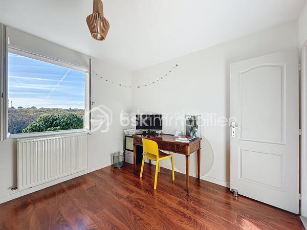 Urgent 
A vendre maison de 156 m² offre un cadre de vie privilégié, sans vis-à-vis, avec piscine et spa.

Le niveau principal se compose d'une belle pièce de vie lumineuse avec cuisine ouverte, entièrement aménagée et équipée, ouvrant sur une agréable terrasse. Il comprend également deux chambres, ainsi qu'une pièce actuellement aménagée en dressing pouvant facilement retrouver sa fonction de chambre. Une salle d'eau avec douche et baignoire complète cet espace.

En rez-de-jardin, vous découvrirez un salon d'été ouvert sur le jardin, une grande chambre, une salle d'eau avec WC ainsi que plusieurs espaces de rangement, offrant de nombreuses possibilités d'aménagement selon vos besoins.

Un grand garage complète l'ensemble, avec un espace pouvant être aménagé en cave.

Cette maison offre une configuration fonctionnelle et des volumes permettant de s'adapter à différents projets de vie. Son environnement calme, ses espaces extérieurs avec piscine et spa, ainsi que l'absence de vis-à-vis en font un bien idéal pour une famille à la recherche de confort et de tranquillité.

À découvrir sans tarder.