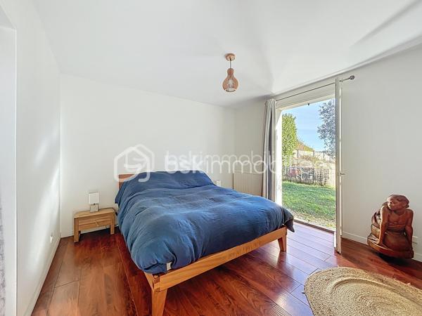 Urgent 
A vendre maison de 156 m² offre un cadre de vie privilégié, sans vis-à-vis, avec piscine et spa.

Le niveau principal se compose d'une belle pièce de vie lumineuse avec cuisine ouverte, entièrement aménagée et équipée, ouvrant sur une agréable terrasse. Il comprend également deux chambres, ainsi qu'une pièce actuellement aménagée en dressing pouvant facilement retrouver sa fonction de chambre. Une salle d'eau avec douche et baignoire complète cet espace.

En rez-de-jardin, vous découvrirez un salon d'été ouvert sur le jardin, une grande chambre, une salle d'eau avec WC ainsi que plusieurs espaces de rangement, offrant de nombreuses possibilités d'aménagement selon vos besoins.

Un grand garage complète l'ensemble, avec un espace pouvant être aménagé en cave.

Cette maison offre une configuration fonctionnelle et des volumes permettant de s'adapter à différents projets de vie. Son environnement calme, ses espaces extérieurs avec piscine et spa, ainsi que l'absence de vis-à-vis en font un bien idéal pour une famille à la recherche de confort et de tranquillité.

À découvrir sans tarder.