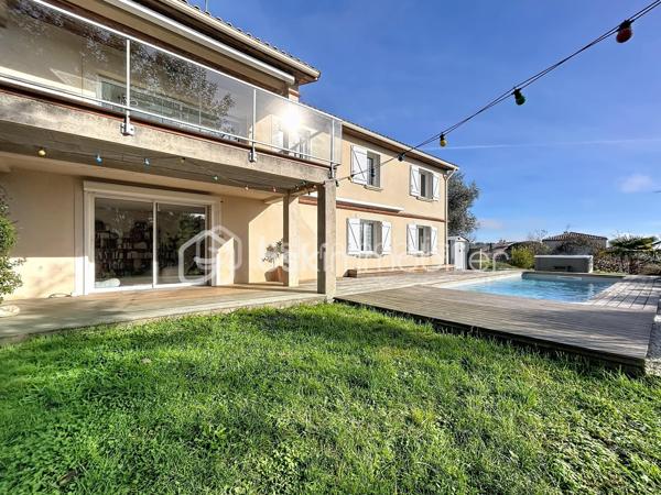 Urgent 
A vendre maison de 156 m² offre un cadre de vie privilégié, sans vis-à-vis, avec piscine et spa.

Le niveau principal se compose d'une belle pièce de vie lumineuse avec cuisine ouverte, entièrement aménagée et équipée, ouvrant sur une agréable terrasse. Il comprend également deux chambres, ainsi qu'une pièce actuellement aménagée en dressing pouvant facilement retrouver sa fonction de chambre. Une salle d'eau avec douche et baignoire complète cet espace.

En rez-de-jardin, vous découvrirez un salon d'été ouvert sur le jardin, une grande chambre, une salle d'eau avec WC ainsi que plusieurs espaces de rangement, offrant de nombreuses possibilités d'aménagement selon vos besoins.

Un grand garage complète l'ensemble, avec un espace pouvant être aménagé en cave.

Cette maison offre une configuration fonctionnelle et des volumes permettant de s'adapter à différents projets de vie. Son environnement calme, ses espaces extérieurs avec piscine et spa, ainsi que l'absence de vis-à-vis en font un bien idéal pour une famille à la recherche de confort et de tranquillité.

À découvrir sans tarder.