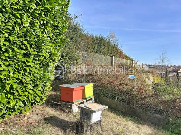 Urgent 
A vendre maison de 156 m² offre un cadre de vie privilégié, sans vis-à-vis, avec piscine et spa.

Le niveau principal se compose d'une belle pièce de vie lumineuse avec cuisine ouverte, entièrement aménagée et équipée, ouvrant sur une agréable terrasse. Il comprend également deux chambres, ainsi qu'une pièce actuellement aménagée en dressing pouvant facilement retrouver sa fonction de chambre. Une salle d'eau avec douche et baignoire complète cet espace.

En rez-de-jardin, vous découvrirez un salon d'été ouvert sur le jardin, une grande chambre, une salle d'eau avec WC ainsi que plusieurs espaces de rangement, offrant de nombreuses possibilités d'aménagement selon vos besoins.

Un grand garage complète l'ensemble, avec un espace pouvant être aménagé en cave.

Cette maison offre une configuration fonctionnelle et des volumes permettant de s'adapter à différents projets de vie. Son environnement calme, ses espaces extérieurs avec piscine et spa, ainsi que l'absence de vis-à-vis en font un bien idéal pour une famille à la recherche de confort et de tranquillité.

À découvrir sans tarder.
