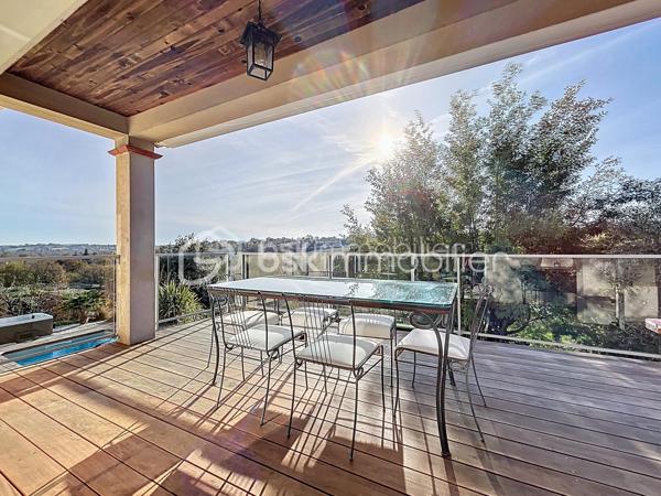 Urgent 
A vendre maison de 156 m² offre un cadre de vie privilégié, sans vis-à-vis, avec piscine et spa.

Le niveau principal se compose d'une belle pièce de vie lumineuse avec cuisine ouverte, entièrement aménagée et équipée, ouvrant sur une agréable terrasse. Il comprend également deux chambres, ainsi qu'une pièce actuellement aménagée en dressing pouvant facilement retrouver sa fonction de chambre. Une salle d'eau avec douche et baignoire complète cet espace.

En rez-de-jardin, vous découvrirez un salon d'été ouvert sur le jardin, une grande chambre, une salle d'eau avec WC ainsi que plusieurs espaces de rangement, offrant de nombreuses possibilités d'aménagement selon vos besoins.

Un grand garage complète l'ensemble, avec un espace pouvant être aménagé en cave.

Cette maison offre une configuration fonctionnelle et des volumes permettant de s'adapter à différents projets de vie. Son environnement calme, ses espaces extérieurs avec piscine et spa, ainsi que l'absence de vis-à-vis en font un bien idéal pour une famille à la recherche de confort et de tranquillité.

À découvrir sans tarder.