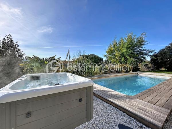 Urgent 
A vendre maison de 156 m² offre un cadre de vie privilégié, sans vis-à-vis, avec piscine et spa.

Le niveau principal se compose d'une belle pièce de vie lumineuse avec cuisine ouverte, entièrement aménagée et équipée, ouvrant sur une agréable terrasse. Il comprend également deux chambres, ainsi qu'une pièce actuellement aménagée en dressing pouvant facilement retrouver sa fonction de chambre. Une salle d'eau avec douche et baignoire complète cet espace.

En rez-de-jardin, vous découvrirez un salon d'été ouvert sur le jardin, une grande chambre, une salle d'eau avec WC ainsi que plusieurs espaces de rangement, offrant de nombreuses possibilités d'aménagement selon vos besoins.

Un grand garage complète l'ensemble, avec un espace pouvant être aménagé en cave.

Cette maison offre une configuration fonctionnelle et des volumes permettant de s'adapter à différents projets de vie. Son environnement calme, ses espaces extérieurs avec piscine et spa, ainsi que l'absence de vis-à-vis en font un bien idéal pour une famille à la recherche de confort et de tranquillité.

À découvrir sans tarder.