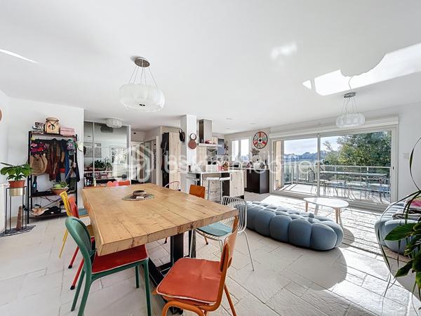 Urgent 
A vendre maison de 156 m² offre un cadre de vie privilégié, sans vis-à-vis, avec piscine et spa.

Le niveau principal se compose d'une belle pièce de vie lumineuse avec cuisine ouverte, entièrement aménagée et équipée, ouvrant sur une agréable terrasse. Il comprend également deux chambres, ainsi qu'une pièce actuellement aménagée en dressing pouvant facilement retrouver sa fonction de chambre. Une salle d'eau avec douche et baignoire complète cet espace.

En rez-de-jardin, vous découvrirez un salon d'été ouvert sur le jardin, une grande chambre, une salle d'eau avec WC ainsi que plusieurs espaces de rangement, offrant de nombreuses possibilités d'aménagement selon vos besoins.

Un grand garage complète l'ensemble, avec un espace pouvant être aménagé en cave.

Cette maison offre une configuration fonctionnelle et des volumes permettant de s'adapter à différents projets de vie. Son environnement calme, ses espaces extérieurs avec piscine et spa, ainsi que l'absence de vis-à-vis en font un bien idéal pour une famille à la recherche de confort et de tranquillité.

À découvrir sans tarder.