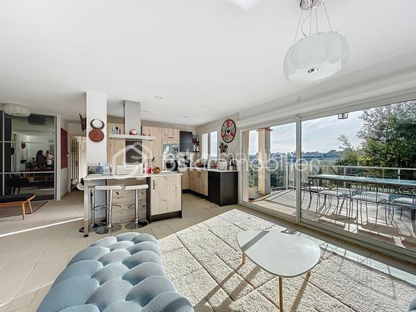 Urgent 
A vendre maison de 156 m² offre un cadre de vie privilégié, sans vis-à-vis, avec piscine et spa.

Le niveau principal se compose d'une belle pièce de vie lumineuse avec cuisine ouverte, entièrement aménagée et équipée, ouvrant sur une agréable terrasse. Il comprend également deux chambres, ainsi qu'une pièce actuellement aménagée en dressing pouvant facilement retrouver sa fonction de chambre. Une salle d'eau avec douche et baignoire complète cet espace.

En rez-de-jardin, vous découvrirez un salon d'été ouvert sur le jardin, une grande chambre, une salle d'eau avec WC ainsi que plusieurs espaces de rangement, offrant de nombreuses possibilités d'aménagement selon vos besoins.

Un grand garage complète l'ensemble, avec un espace pouvant être aménagé en cave.

Cette maison offre une configuration fonctionnelle et des volumes permettant de s'adapter à différents projets de vie. Son environnement calme, ses espaces extérieurs avec piscine et spa, ainsi que l'absence de vis-à-vis en font un bien idéal pour une famille à la recherche de confort et de tranquillité.

À découvrir sans tarder.