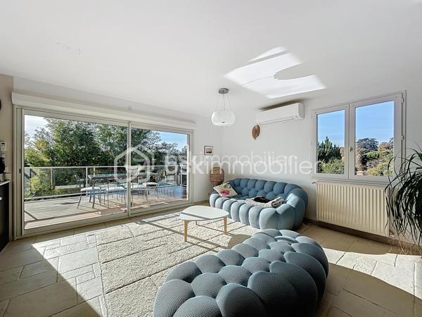 Urgent 
A vendre maison de 156 m² offre un cadre de vie privilégié, sans vis-à-vis, avec piscine et spa.

Le niveau principal se compose d'une belle pièce de vie lumineuse avec cuisine ouverte, entièrement aménagée et équipée, ouvrant sur une agréable terrasse. Il comprend également deux chambres, ainsi qu'une pièce actuellement aménagée en dressing pouvant facilement retrouver sa fonction de chambre. Une salle d'eau avec douche et baignoire complète cet espace.

En rez-de-jardin, vous découvrirez un salon d'été ouvert sur le jardin, une grande chambre, une salle d'eau avec WC ainsi que plusieurs espaces de rangement, offrant de nombreuses possibilités d'aménagement selon vos besoins.

Un grand garage complète l'ensemble, avec un espace pouvant être aménagé en cave.

Cette maison offre une configuration fonctionnelle et des volumes permettant de s'adapter à différents projets de vie. Son environnement calme, ses espaces extérieurs avec piscine et spa, ainsi que l'absence de vis-à-vis en font un bien idéal pour une famille à la recherche de confort et de tranquillité.

À découvrir sans tarder.
