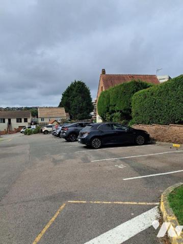 A VENDRE EXCLUSIVITE  BEL APPARTEMENT AVEC TERRASSE, JARDINET, PLACE DE PARKING,RESIDENCE SECURISEE 