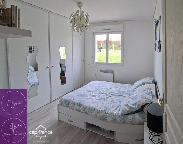 Maison récente de plain-pied avec 4 chambres - Jardin de 1500 m2 avec grande terrasse - Au calme, lumineuse