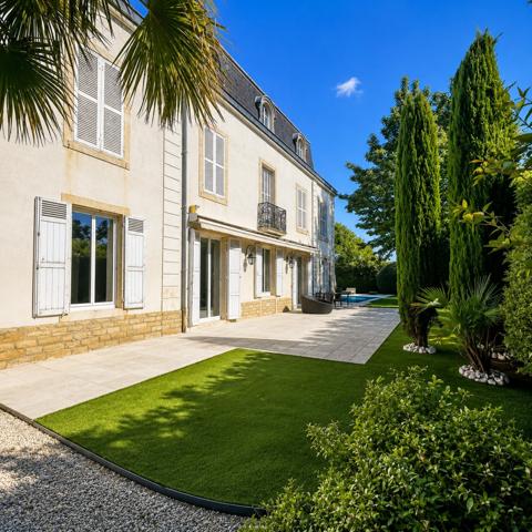 Maison
                                                                                                                                                                                                                                                                                                                        9 pièce(s)                                                                                                                                                                                                          4 chambre(s)                                                                                                                                                                                                          290  m²