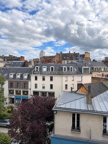 Situé en plein cœur de Rennes, à deux pas de République, venez découvrir cet appartement T2 de 38 m², au 3ᵉ étage d’une copropriété au charme de l’ancien.

L’appartement se compose d’un séjour d’environ 14 m², d’une chambre de 10,2 m², d’une cuisine indépendante, d’une salle de bains et de WC séparés.

Des travaux de rafraîchissement permettront de repenser et de remettre l’appartement au goût du jour selon vos envies.
Son principal atout : une localisation particulièrement recherchée, en plein centre-ville, avec commerces, transports et toutes les commodités accessibles à pied.

Un bien à potentiel, idéal pour un premier achat, un pied-à-terre ou un projet d’investissement locatif.