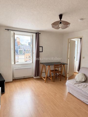 Situé en plein cœur de Rennes, à deux pas de République, venez découvrir cet appartement T2 de 38 m², au 3ᵉ étage d’une copropriété au charme de l’ancien.

L’appartement se compose d’un séjour d’environ 14 m², d’une chambre de 10,2 m², d’une cuisine indépendante, d’une salle de bains et de WC séparés.

Des travaux de rafraîchissement permettront de repenser et de remettre l’appartement au goût du jour selon vos envies.
Son principal atout : une localisation particulièrement recherchée, en plein centre-ville, avec commerces, transports et toutes les commodités accessibles à pied.

Un bien à potentiel, idéal pour un premier achat, un pied-à-terre ou un projet d’investissement locatif.