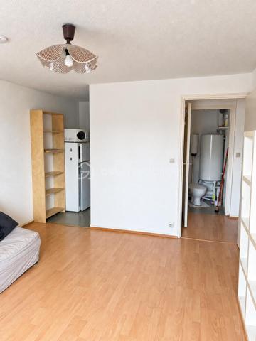 Situé en plein cœur de Rennes, à deux pas de République, venez découvrir cet appartement T2 de 38 m², au 3ᵉ étage d’une copropriété au charme de l’ancien.

L’appartement se compose d’un séjour d’environ 14 m², d’une chambre de 10,2 m², d’une cuisine indépendante, d’une salle de bains et de WC séparés.

Des travaux de rafraîchissement permettront de repenser et de remettre l’appartement au goût du jour selon vos envies.
Son principal atout : une localisation particulièrement recherchée, en plein centre-ville, avec commerces, transports et toutes les commodités accessibles à pied.

Un bien à potentiel, idéal pour un premier achat, un pied-à-terre ou un projet d’investissement locatif.