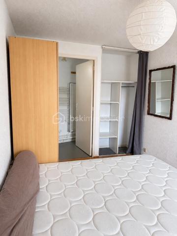 Situé en plein cœur de Rennes, à deux pas de République, venez découvrir cet appartement T2 de 38 m², au 3ᵉ étage d’une copropriété au charme de l’ancien.

L’appartement se compose d’un séjour d’environ 14 m², d’une chambre de 10,2 m², d’une cuisine indépendante, d’une salle de bains et de WC séparés.

Des travaux de rafraîchissement permettront de repenser et de remettre l’appartement au goût du jour selon vos envies.
Son principal atout : une localisation particulièrement recherchée, en plein centre-ville, avec commerces, transports et toutes les commodités accessibles à pied.

Un bien à potentiel, idéal pour un premier achat, un pied-à-terre ou un projet d’investissement locatif.