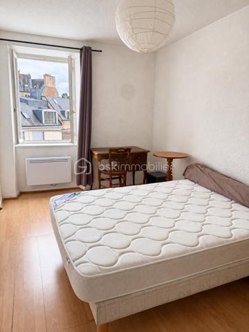 Situé en plein cœur de Rennes, à deux pas de République, venez découvrir cet appartement T2 de 38 m², au 3ᵉ étage d’une copropriété au charme de l’ancien.

L’appartement se compose d’un séjour d’environ 14 m², d’une chambre de 10,2 m², d’une cuisine indépendante, d’une salle de bains et de WC séparés.

Des travaux de rafraîchissement permettront de repenser et de remettre l’appartement au goût du jour selon vos envies.
Son principal atout : une localisation particulièrement recherchée, en plein centre-ville, avec commerces, transports et toutes les commodités accessibles à pied.

Un bien à potentiel, idéal pour un premier achat, un pied-à-terre ou un projet d’investissement locatif.