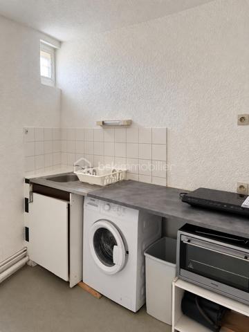 Situé en plein cœur de Rennes, à deux pas de République, venez découvrir cet appartement T2 de 38 m², au 3ᵉ étage d’une copropriété au charme de l’ancien.

L’appartement se compose d’un séjour d’environ 14 m², d’une chambre de 10,2 m², d’une cuisine indépendante, d’une salle de bains et de WC séparés.

Des travaux de rafraîchissement permettront de repenser et de remettre l’appartement au goût du jour selon vos envies.
Son principal atout : une localisation particulièrement recherchée, en plein centre-ville, avec commerces, transports et toutes les commodités accessibles à pied.

Un bien à potentiel, idéal pour un premier achat, un pied-à-terre ou un projet d’investissement locatif.