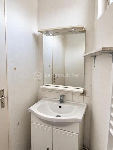 Situé en plein cœur de Rennes, à deux pas de République, venez découvrir cet appartement T2 de 38 m², au 3ᵉ étage d’une copropriété au charme de l’ancien.

L’appartement se compose d’un séjour d’environ 14 m², d’une chambre de 10,2 m², d’une cuisine indépendante, d’une salle de bains et de WC séparés.

Des travaux de rafraîchissement permettront de repenser et de remettre l’appartement au goût du jour selon vos envies.
Son principal atout : une localisation particulièrement recherchée, en plein centre-ville, avec commerces, transports et toutes les commodités accessibles à pied.

Un bien à potentiel, idéal pour un premier achat, un pied-à-terre ou un projet d’investissement locatif.