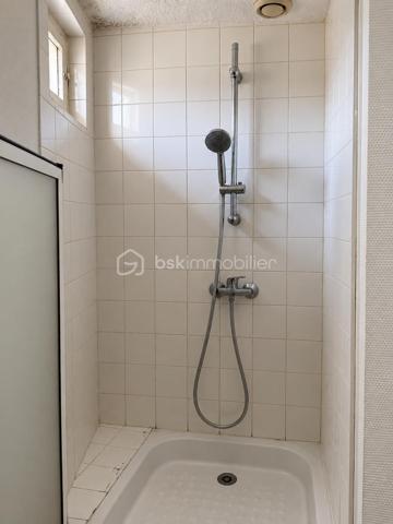 Situé en plein cœur de Rennes, à deux pas de République, venez découvrir cet appartement T2 de 38 m², au 3ᵉ étage d’une copropriété au charme de l’ancien.

L’appartement se compose d’un séjour d’environ 14 m², d’une chambre de 10,2 m², d’une cuisine indépendante, d’une salle de bains et de WC séparés.

Des travaux de rafraîchissement permettront de repenser et de remettre l’appartement au goût du jour selon vos envies.
Son principal atout : une localisation particulièrement recherchée, en plein centre-ville, avec commerces, transports et toutes les commodités accessibles à pied.

Un bien à potentiel, idéal pour un premier achat, un pied-à-terre ou un projet d’investissement locatif.