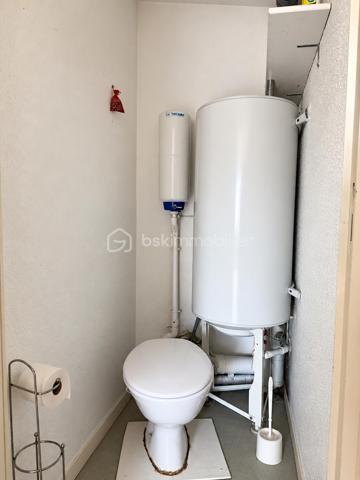 Situé en plein cœur de Rennes, à deux pas de République, venez découvrir cet appartement T2 de 38 m², au 3ᵉ étage d’une copropriété au charme de l’ancien.

L’appartement se compose d’un séjour d’environ 14 m², d’une chambre de 10,2 m², d’une cuisine indépendante, d’une salle de bains et de WC séparés.

Des travaux de rafraîchissement permettront de repenser et de remettre l’appartement au goût du jour selon vos envies.
Son principal atout : une localisation particulièrement recherchée, en plein centre-ville, avec commerces, transports et toutes les commodités accessibles à pied.

Un bien à potentiel, idéal pour un premier achat, un pied-à-terre ou un projet d’investissement locatif.
