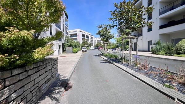 QUIMPER (29) Appartement de type 4 de 80,59 m² habitable - Terrasse - Balcon - 2 places de parking souterrain.