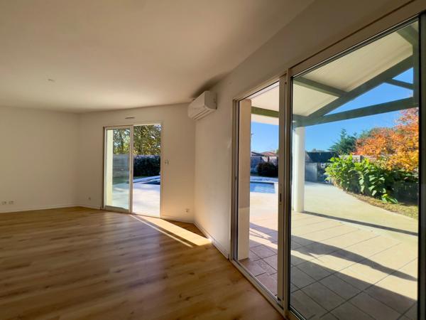 Maison de plain-pied 4 pièces, 98 m², avec piscine et grande terrasse à Biscarrosse