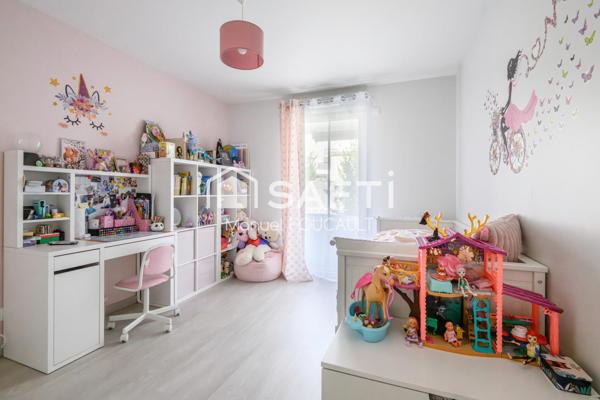 Appartement 3 pièces de 61 m2 en rez de jardin avec sa terrasse de 22 m2, son jardin de 100 m2 et son garage fermé