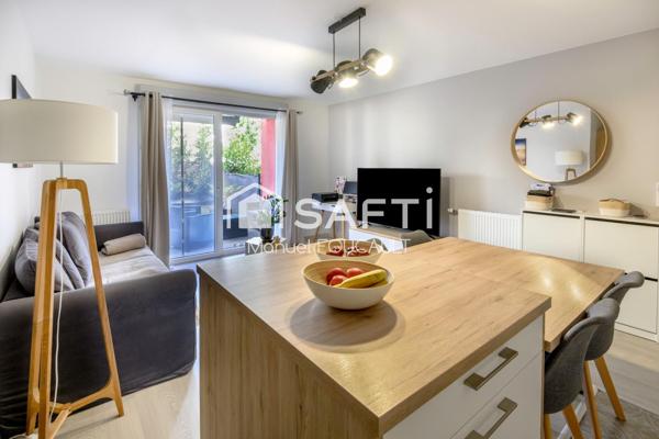 Appartement 3 pièces de 61 m2 en rez de jardin avec sa terrasse de 22 m2, son jardin de 100 m2 et son garage fermé