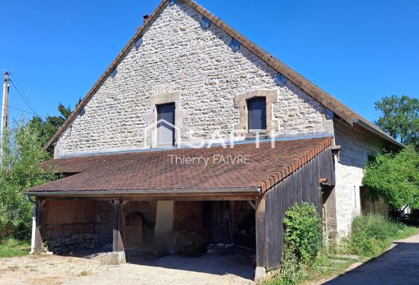 Maison pierre avec belles pièces de vie.
