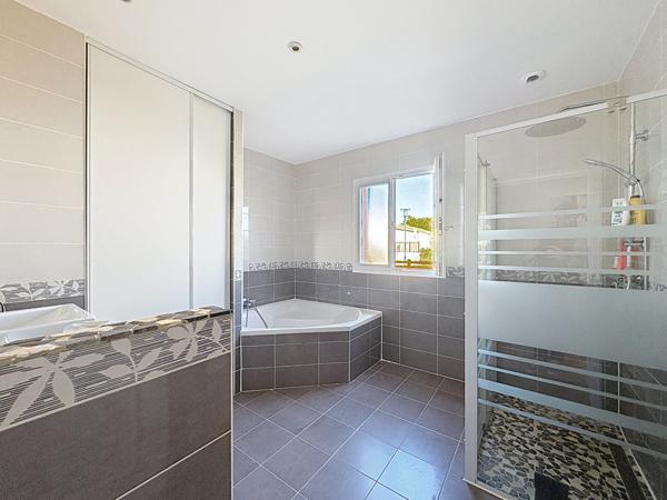 Maison moderne a vendre a LA GARNACHE - 4 chambres, piscine et grand sejour lumineux