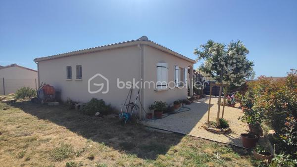 Venez découvrir en exclusivité, cette villa de 2017 située sur les hauteurs de Bourg-Saint-Andéol, dans un lotissement calme et recherché, offrant 96 m² habitables sur un terrain clos et arboré de 500 m².

Vous serez séduit par la spacieuse pièce à vivre de 49m², baignée de lumière, avec sa cuisine équipée et meublée. Elle offre des accès vers le jardin et vers la terrasse avec pergola exposée plein sud.

Côté nuit, vous disposez de trois chambres, dont une avec dressing, une salle d'eau avec douche à l'italienne, et des toilettes séparées avec lave-main.

📊 Cette maison offre des prestations confortables:
- Normes RT 2012
- Excellent DPE (A-A)
- pompe à chaleur avec plancher chauffant et rafraîchissant
- conduit existant pour installer un poêle
- raccordement au tout à l'égout
- fibre
- installation pour véhicule électrique

La propriété possède également un garage de 22m² communiquant avec le séjour, et une place de stationnement privée.

À l’extérieur, le jardin entièrement clôturé offre un cadre idéal pour profiter des beaux jours. Vous pourrez aménager les différents espaces selon vos envies et le terrain est piscinable.

Si vous recherchez une maison moderne, confortable et située dans un environnement agréable, cette propriété est faite pour vous !

Charges de l'Association Syndicale du Lotissement: 129€/an (pour 2026)
Une visite virtuelle est disponible sur demande.
Pour tout renseignement n'hésitez pas à me contacter.