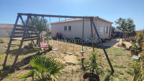 Venez découvrir en exclusivité, cette villa de 2017 située sur les hauteurs de Bourg-Saint-Andéol, dans un lotissement calme et recherché, offrant 96 m² habitables sur un terrain clos et arboré de 500 m².

Vous serez séduit par la spacieuse pièce à vivre de 49m², baignée de lumière, avec sa cuisine équipée et meublée. Elle offre des accès vers le jardin et vers la terrasse avec pergola exposée plein sud.

Côté nuit, vous disposez de trois chambres, dont une avec dressing, une salle d'eau avec douche à l'italienne, et des toilettes séparées avec lave-main.

📊 Cette maison offre des prestations confortables:
- Normes RT 2012
- Excellent DPE (A-A)
- pompe à chaleur avec plancher chauffant et rafraîchissant
- conduit existant pour installer un poêle
- raccordement au tout à l'égout
- fibre
- installation pour véhicule électrique

La propriété possède également un garage de 22m² communiquant avec le séjour, et une place de stationnement privée.

À l’extérieur, le jardin entièrement clôturé offre un cadre idéal pour profiter des beaux jours. Vous pourrez aménager les différents espaces selon vos envies et le terrain est piscinable.

Si vous recherchez une maison moderne, confortable et située dans un environnement agréable, cette propriété est faite pour vous !

Charges de l'Association Syndicale du Lotissement: 129€/an (pour 2026)
Une visite virtuelle est disponible sur demande.
Pour tout renseignement n'hésitez pas à me contacter.