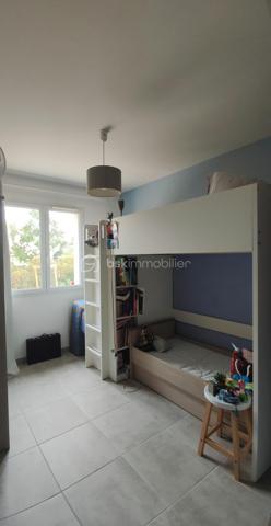 Venez découvrir en exclusivité, cette villa de 2017 située sur les hauteurs de Bourg-Saint-Andéol, dans un lotissement calme et recherché, offrant 96 m² habitables sur un terrain clos et arboré de 500 m².

Vous serez séduit par la spacieuse pièce à vivre de 49m², baignée de lumière, avec sa cuisine équipée et meublée. Elle offre des accès vers le jardin et vers la terrasse avec pergola exposée plein sud.

Côté nuit, vous disposez de trois chambres, dont une avec dressing, une salle d'eau avec douche à l'italienne, et des toilettes séparées avec lave-main.

📊 Cette maison offre des prestations confortables:
- Normes RT 2012
- Excellent DPE (A-A)
- pompe à chaleur avec plancher chauffant et rafraîchissant
- conduit existant pour installer un poêle
- raccordement au tout à l'égout
- fibre
- installation pour véhicule électrique

La propriété possède également un garage de 22m² communiquant avec le séjour, et une place de stationnement privée.

À l’extérieur, le jardin entièrement clôturé offre un cadre idéal pour profiter des beaux jours. Vous pourrez aménager les différents espaces selon vos envies et le terrain est piscinable.

Si vous recherchez une maison moderne, confortable et située dans un environnement agréable, cette propriété est faite pour vous !

Charges de l'Association Syndicale du Lotissement: 129€/an (pour 2026)
Une visite virtuelle est disponible sur demande.
Pour tout renseignement n'hésitez pas à me contacter.