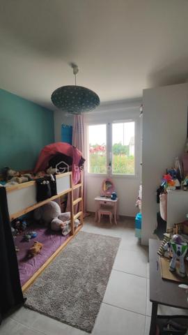 Venez découvrir en exclusivité, cette villa de 2017 située sur les hauteurs de Bourg-Saint-Andéol, dans un lotissement calme et recherché, offrant 96 m² habitables sur un terrain clos et arboré de 500 m².

Vous serez séduit par la spacieuse pièce à vivre de 49m², baignée de lumière, avec sa cuisine équipée et meublée. Elle offre des accès vers le jardin et vers la terrasse avec pergola exposée plein sud.

Côté nuit, vous disposez de trois chambres, dont une avec dressing, une salle d'eau avec douche à l'italienne, et des toilettes séparées avec lave-main.

📊 Cette maison offre des prestations confortables:
- Normes RT 2012
- Excellent DPE (A-A)
- pompe à chaleur avec plancher chauffant et rafraîchissant
- conduit existant pour installer un poêle
- raccordement au tout à l'égout
- fibre
- installation pour véhicule électrique

La propriété possède également un garage de 22m² communiquant avec le séjour, et une place de stationnement privée.

À l’extérieur, le jardin entièrement clôturé offre un cadre idéal pour profiter des beaux jours. Vous pourrez aménager les différents espaces selon vos envies et le terrain est piscinable.

Si vous recherchez une maison moderne, confortable et située dans un environnement agréable, cette propriété est faite pour vous !

Charges de l'Association Syndicale du Lotissement: 129€/an (pour 2026)
Une visite virtuelle est disponible sur demande.
Pour tout renseignement n'hésitez pas à me contacter.