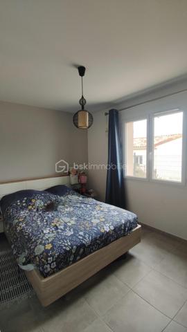 Venez découvrir en exclusivité, cette villa de 2017 située sur les hauteurs de Bourg-Saint-Andéol, dans un lotissement calme et recherché, offrant 96 m² habitables sur un terrain clos et arboré de 500 m².

Vous serez séduit par la spacieuse pièce à vivre de 49m², baignée de lumière, avec sa cuisine équipée et meublée. Elle offre des accès vers le jardin et vers la terrasse avec pergola exposée plein sud.

Côté nuit, vous disposez de trois chambres, dont une avec dressing, une salle d'eau avec douche à l'italienne, et des toilettes séparées avec lave-main.

📊 Cette maison offre des prestations confortables:
- Normes RT 2012
- Excellent DPE (A-A)
- pompe à chaleur avec plancher chauffant et rafraîchissant
- conduit existant pour installer un poêle
- raccordement au tout à l'égout
- fibre
- installation pour véhicule électrique

La propriété possède également un garage de 22m² communiquant avec le séjour, et une place de stationnement privée.

À l’extérieur, le jardin entièrement clôturé offre un cadre idéal pour profiter des beaux jours. Vous pourrez aménager les différents espaces selon vos envies et le terrain est piscinable.

Si vous recherchez une maison moderne, confortable et située dans un environnement agréable, cette propriété est faite pour vous !

Charges de l'Association Syndicale du Lotissement: 129€/an (pour 2026)
Une visite virtuelle est disponible sur demande.
Pour tout renseignement n'hésitez pas à me contacter.
