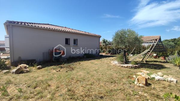 Venez découvrir en exclusivité, cette villa de 2017 située sur les hauteurs de Bourg-Saint-Andéol, dans un lotissement calme et recherché, offrant 96 m² habitables sur un terrain clos et arboré de 500 m².

Vous serez séduit par la spacieuse pièce à vivre de 49m², baignée de lumière, avec sa cuisine équipée et meublée. Elle offre des accès vers le jardin et vers la terrasse avec pergola exposée plein sud.

Côté nuit, vous disposez de trois chambres, dont une avec dressing, une salle d'eau avec douche à l'italienne, et des toilettes séparées avec lave-main.

📊 Cette maison offre des prestations confortables:
- Normes RT 2012
- Excellent DPE (A-A)
- pompe à chaleur avec plancher chauffant et rafraîchissant
- conduit existant pour installer un poêle
- raccordement au tout à l'égout
- fibre
- installation pour véhicule électrique

La propriété possède également un garage de 22m² communiquant avec le séjour, et une place de stationnement privée.

À l’extérieur, le jardin entièrement clôturé offre un cadre idéal pour profiter des beaux jours. Vous pourrez aménager les différents espaces selon vos envies et le terrain est piscinable.

Si vous recherchez une maison moderne, confortable et située dans un environnement agréable, cette propriété est faite pour vous !

Charges de l'Association Syndicale du Lotissement: 129€/an (pour 2026)
Une visite virtuelle est disponible sur demande.
Pour tout renseignement n'hésitez pas à me contacter.