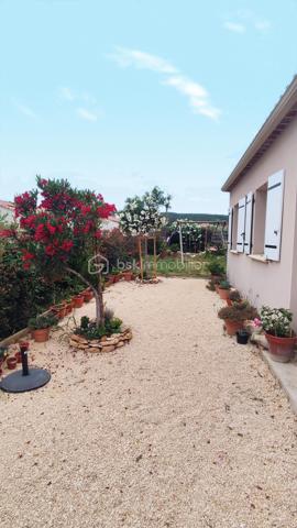 Venez découvrir en exclusivité, cette villa de 2017 située sur les hauteurs de Bourg-Saint-Andéol, dans un lotissement calme et recherché, offrant 96 m² habitables sur un terrain clos et arboré de 500 m².

Vous serez séduit par la spacieuse pièce à vivre de 49m², baignée de lumière, avec sa cuisine équipée et meublée. Elle offre des accès vers le jardin et vers la terrasse avec pergola exposée plein sud.

Côté nuit, vous disposez de trois chambres, dont une avec dressing, une salle d'eau avec douche à l'italienne, et des toilettes séparées avec lave-main.

📊 Cette maison offre des prestations confortables:
- Normes RT 2012
- Excellent DPE (A-A)
- pompe à chaleur avec plancher chauffant et rafraîchissant
- conduit existant pour installer un poêle
- raccordement au tout à l'égout
- fibre
- installation pour véhicule électrique

La propriété possède également un garage de 22m² communiquant avec le séjour, et une place de stationnement privée.

À l’extérieur, le jardin entièrement clôturé offre un cadre idéal pour profiter des beaux jours. Vous pourrez aménager les différents espaces selon vos envies et le terrain est piscinable.

Si vous recherchez une maison moderne, confortable et située dans un environnement agréable, cette propriété est faite pour vous !

Charges de l'Association Syndicale du Lotissement: 129€/an (pour 2026)
Une visite virtuelle est disponible sur demande.
Pour tout renseignement n'hésitez pas à me contacter.