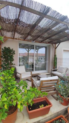 Venez découvrir en exclusivité, cette villa de 2017 située sur les hauteurs de Bourg-Saint-Andéol, dans un lotissement calme et recherché, offrant 96 m² habitables sur un terrain clos et arboré de 500 m².

Vous serez séduit par la spacieuse pièce à vivre de 49m², baignée de lumière, avec sa cuisine équipée et meublée. Elle offre des accès vers le jardin et vers la terrasse avec pergola exposée plein sud.

Côté nuit, vous disposez de trois chambres, dont une avec dressing, une salle d'eau avec douche à l'italienne, et des toilettes séparées avec lave-main.

📊 Cette maison offre des prestations confortables:
- Normes RT 2012
- Excellent DPE (A-A)
- pompe à chaleur avec plancher chauffant et rafraîchissant
- conduit existant pour installer un poêle
- raccordement au tout à l'égout
- fibre
- installation pour véhicule électrique

La propriété possède également un garage de 22m² communiquant avec le séjour, et une place de stationnement privée.

À l’extérieur, le jardin entièrement clôturé offre un cadre idéal pour profiter des beaux jours. Vous pourrez aménager les différents espaces selon vos envies et le terrain est piscinable.

Si vous recherchez une maison moderne, confortable et située dans un environnement agréable, cette propriété est faite pour vous !

Charges de l'Association Syndicale du Lotissement: 129€/an (pour 2026)
Une visite virtuelle est disponible sur demande.
Pour tout renseignement n'hésitez pas à me contacter.