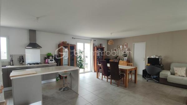 Venez découvrir en exclusivité, cette villa de 2017 située sur les hauteurs de Bourg-Saint-Andéol, dans un lotissement calme et recherché, offrant 96 m² habitables sur un terrain clos et arboré de 500 m².

Vous serez séduit par la spacieuse pièce à vivre de 49m², baignée de lumière, avec sa cuisine équipée et meublée. Elle offre des accès vers le jardin et vers la terrasse avec pergola exposée plein sud.

Côté nuit, vous disposez de trois chambres, dont une avec dressing, une salle d'eau avec douche à l'italienne, et des toilettes séparées avec lave-main.

📊 Cette maison offre des prestations confortables:
- Normes RT 2012
- Excellent DPE (A-A)
- pompe à chaleur avec plancher chauffant et rafraîchissant
- conduit existant pour installer un poêle
- raccordement au tout à l'égout
- fibre
- installation pour véhicule électrique

La propriété possède également un garage de 22m² communiquant avec le séjour, et une place de stationnement privée.

À l’extérieur, le jardin entièrement clôturé offre un cadre idéal pour profiter des beaux jours. Vous pourrez aménager les différents espaces selon vos envies et le terrain est piscinable.

Si vous recherchez une maison moderne, confortable et située dans un environnement agréable, cette propriété est faite pour vous !

Charges de l'Association Syndicale du Lotissement: 129€/an (pour 2026)
Une visite virtuelle est disponible sur demande.
Pour tout renseignement n'hésitez pas à me contacter.